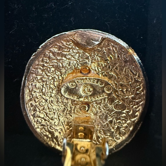 Chanel Authentic Vintage round CC Logo Clip On Earrings - Picture 6 of 9